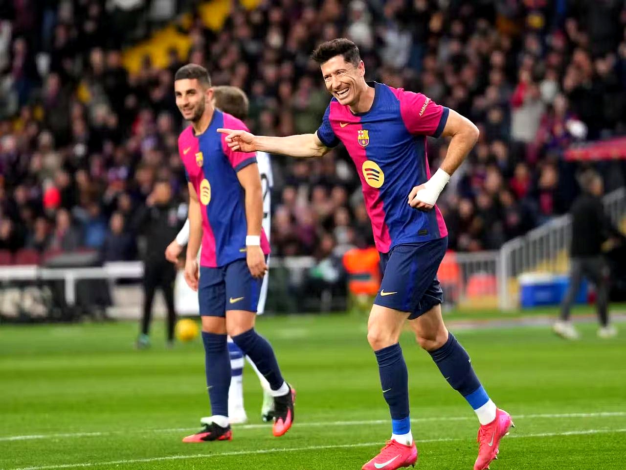 宝威体育团队-关于巴塞罗那前锋展现极致状态，领军球队前进的信息